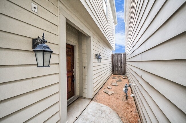 Building Photo - 2941 Clinton Dr