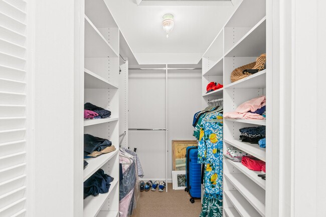 Building Photo - 5 Westgate Ln