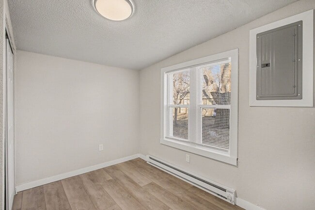 Building Photo - 2 Bedroom Single Family Home*Remodeled* Utilities included in rent!