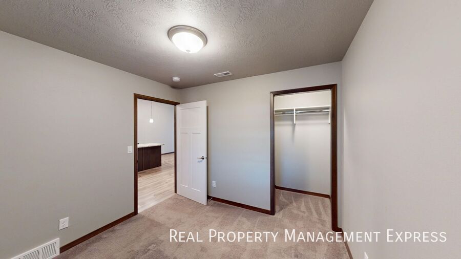 Building Photo - Bright, Spacious, and Move-In Ready 2-Bedr...