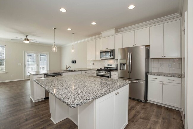 Building Photo - Four Bedroom Townhome!