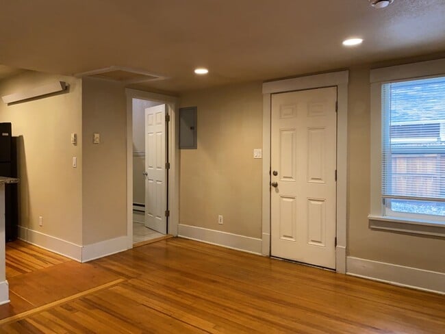 Building Photo - 135 N Sherwood St