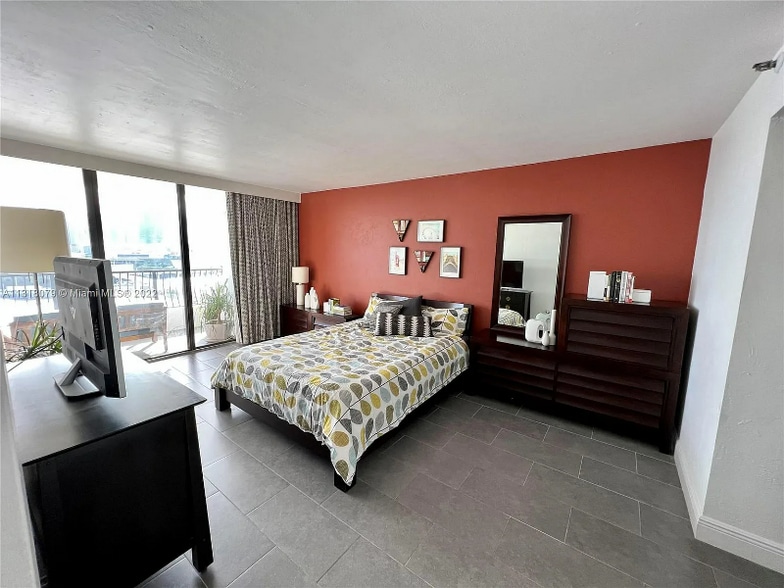 Building Photo - 555 NE 15th St