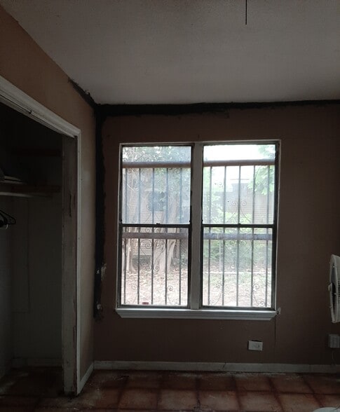 larger bedroom view of closet - 1406 Aransas Ave