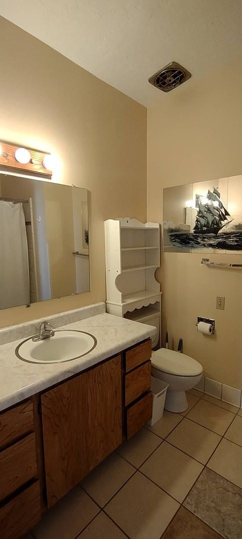 Building Photo - Awesome 3 Bedroom Holladay ground floor un...