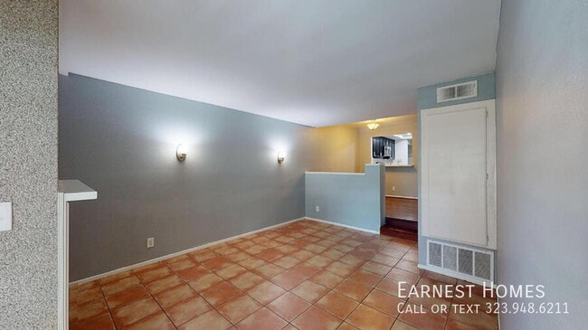 Building Photo - 6628 N Clybourn Ave