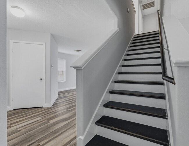 Building Photo - 1427 Hade Falls Ln