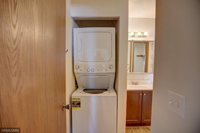 Building Photo - Spacious 2 bedroom, 1 Bath Condo in the Co...