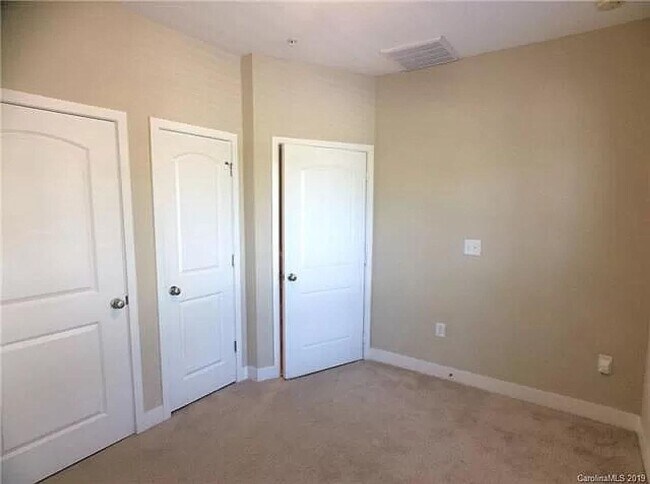 Building Photo - Room in 3 Bedroom Townhome at Seigle Point Dr