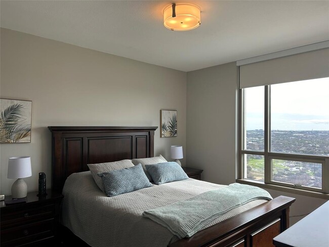 Building Photo - 300 Bowie St