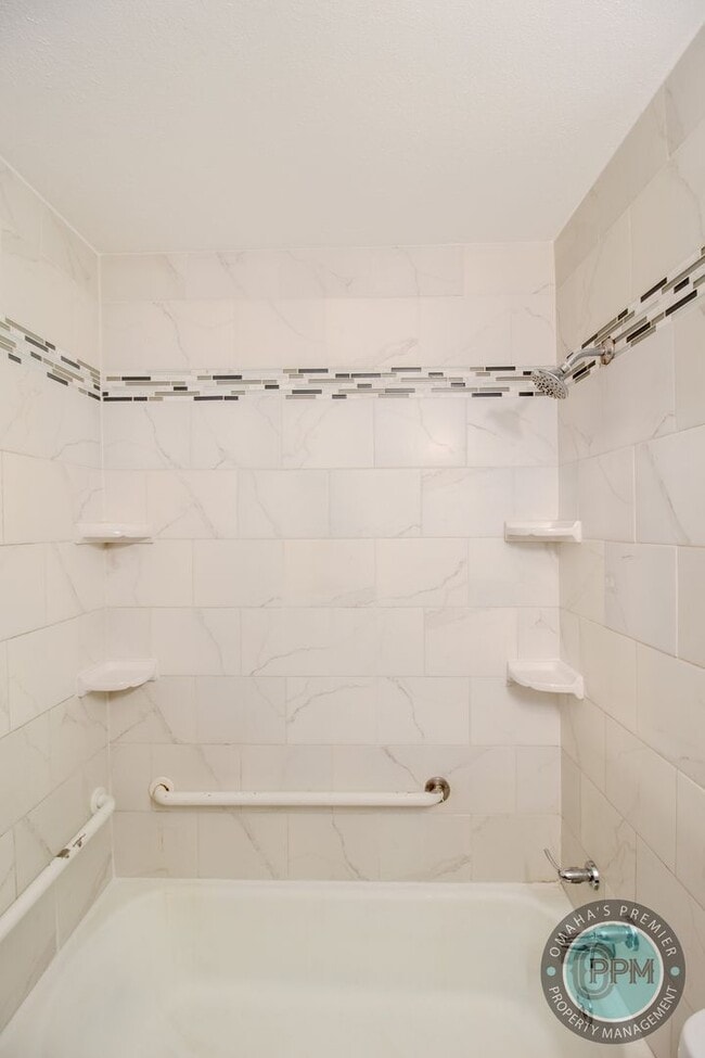 Building Photo - 3 Bed Home | 67th & Blondo