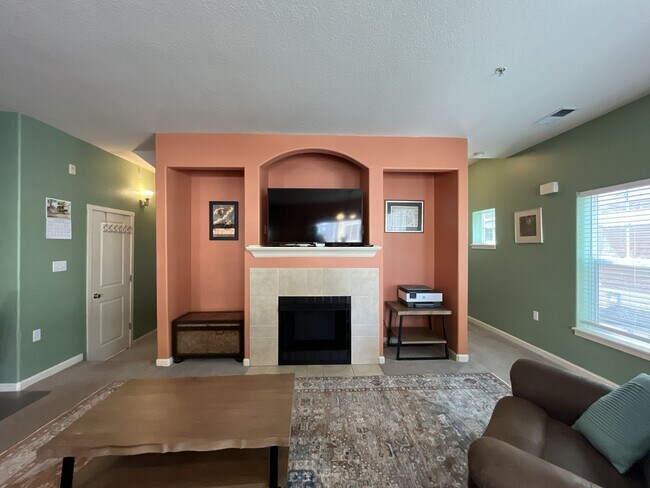 Building Photo - Well-Designed Condo with Dual Primary Suites, Vaulted Ceilings & Community Clubhouse