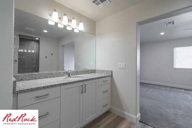 Building Photo - Modern Townhome in Desirable Hurricane Hei...