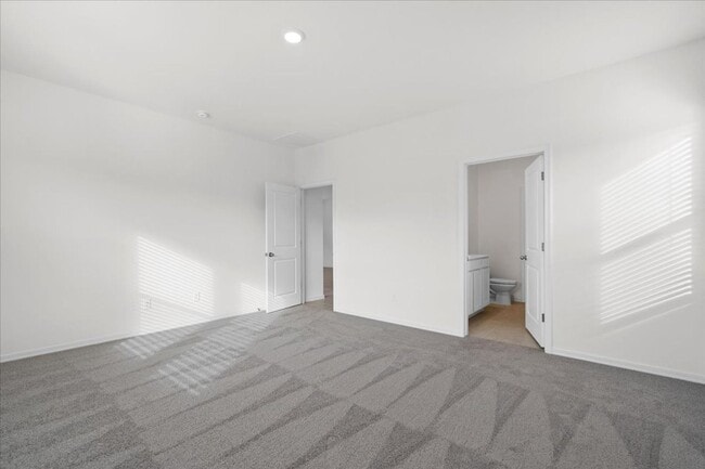 Building Photo - Beautiful 4 Bedroom Just off the 202!