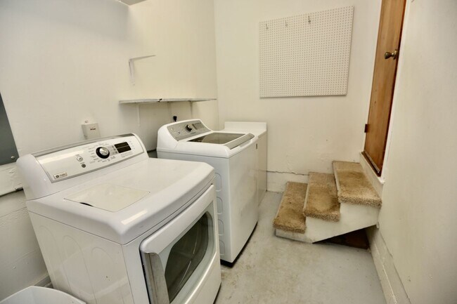 Building Photo - AVAILABLE EARLY MAY, Charming ranch home with front porch in Castle Heights!