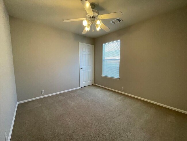Building Photo - 208 Spruce Dr