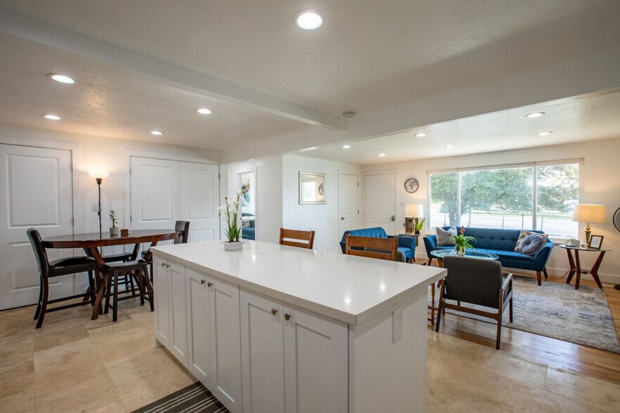 Building Photo - 9949 E Sego Lily Dr