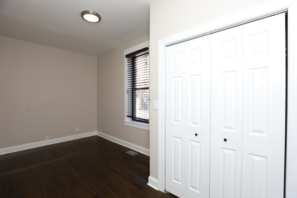Building Photo - 2019 N Hoyne Ave