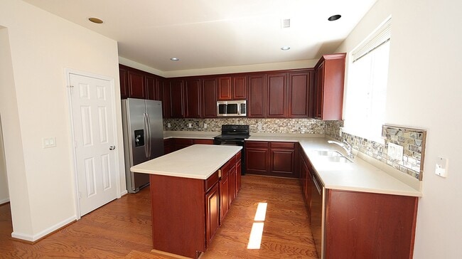 Building Photo - Spacious Home in Superb Cary Location *Amb...