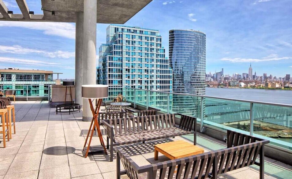 Rooftop Seating - 20 Newport Pky