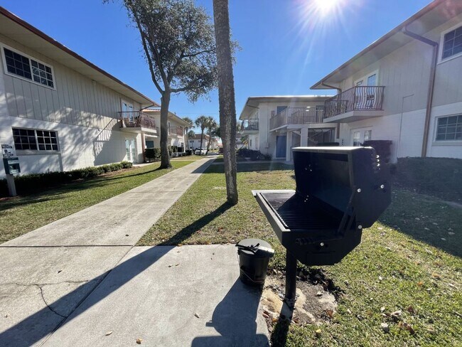 Building Photo - For Lease - 2BR/1BA at Landmark Condominiums!