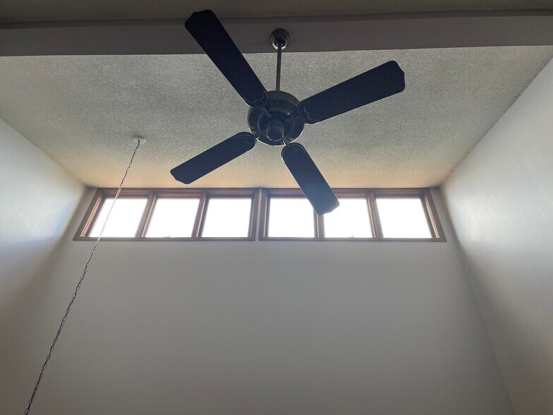 20ft ceiling - 2137 Versailles Village Pl