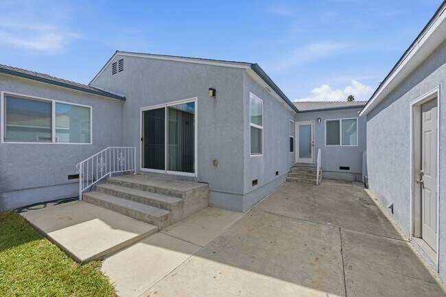 Building Photo - Spacious private backyard!