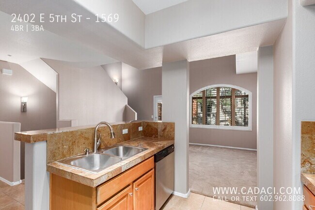 Building Photo - 2402 E 5th St