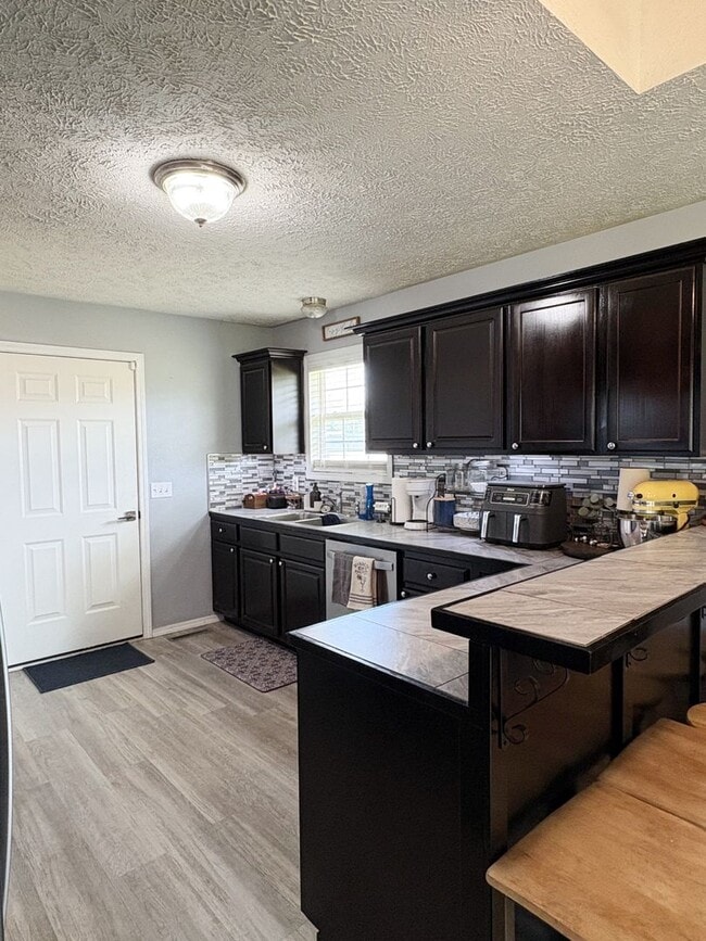 Building Photo - Pre-Leasing Now - Charming 3 Bed / 2 Bath ...