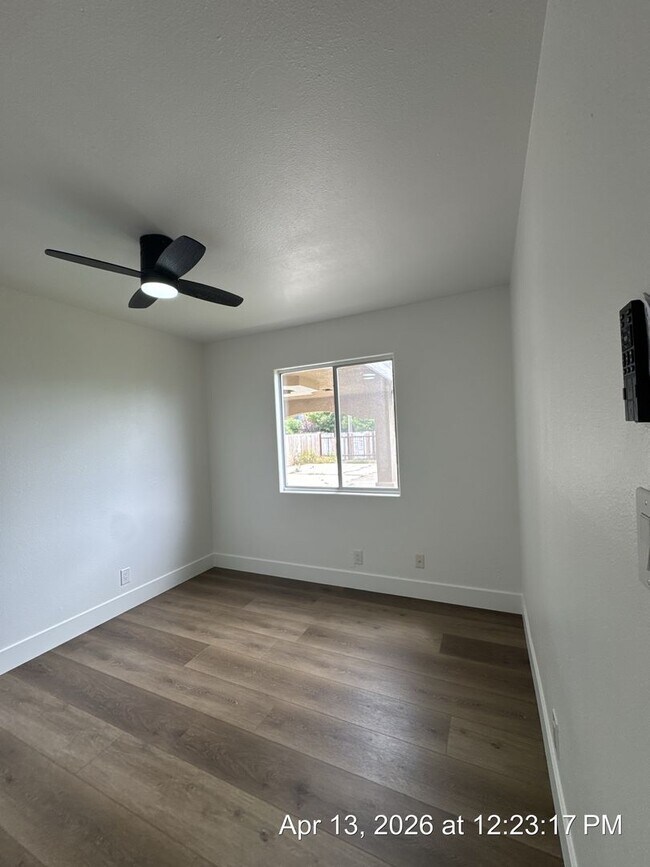 Building Photo - Dinuba Home! Available Now !