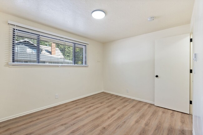 Building Photo - Renovated 2BR in Milwaukie
