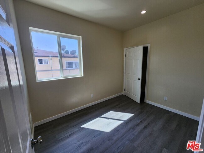 Building Photo - 1535 W 80th St