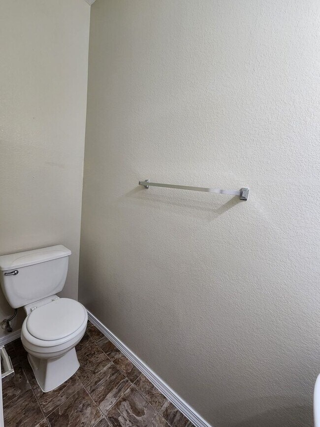 Building Photo - Amazing, Large 3 Bedroom Home in Southwest Albuquerque. Refrigerated Air, 2 Car Garage