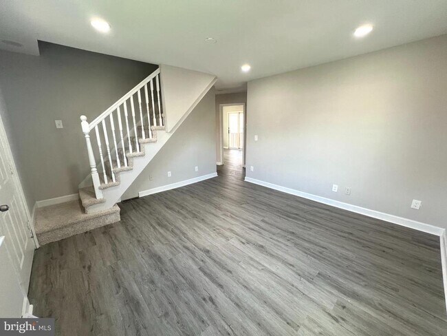 Building Photo - 548 S Marlyn Ave