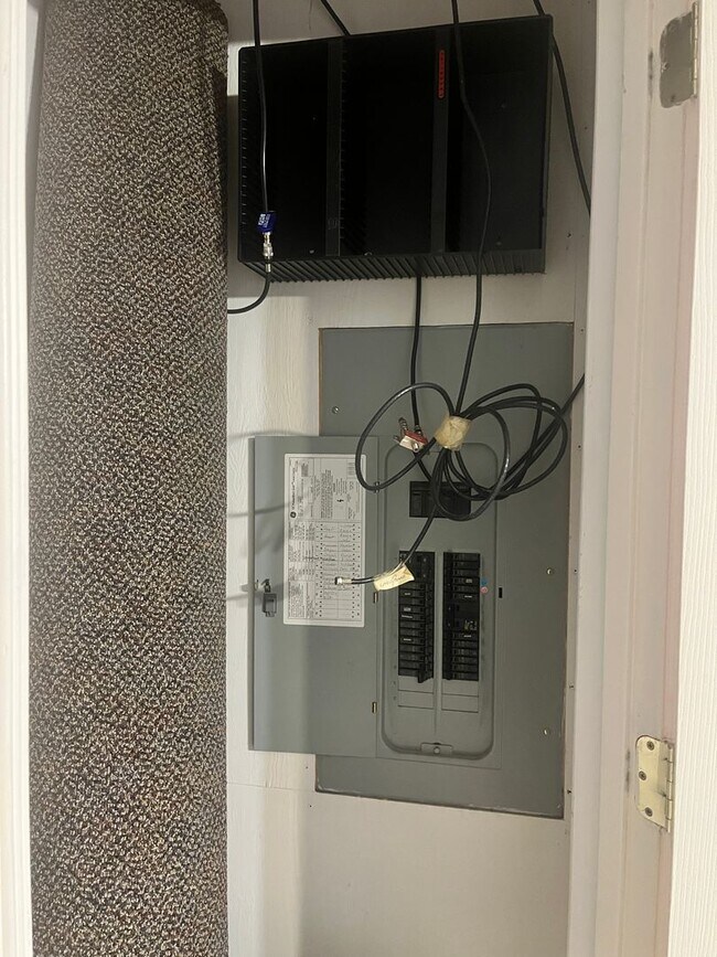 Building Photo - Gorgeous townhouse located near cornerston...