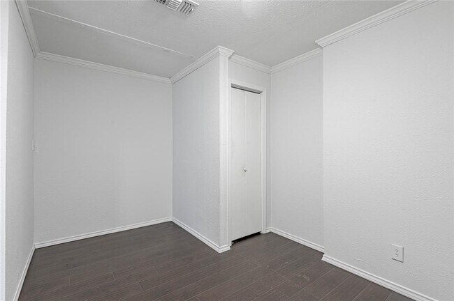 Building Photo - 2800 Lake Rd