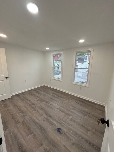 Building Photo - 330 E Pine St