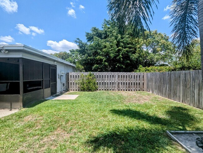 Building Photo - 1352 Riverside Cir