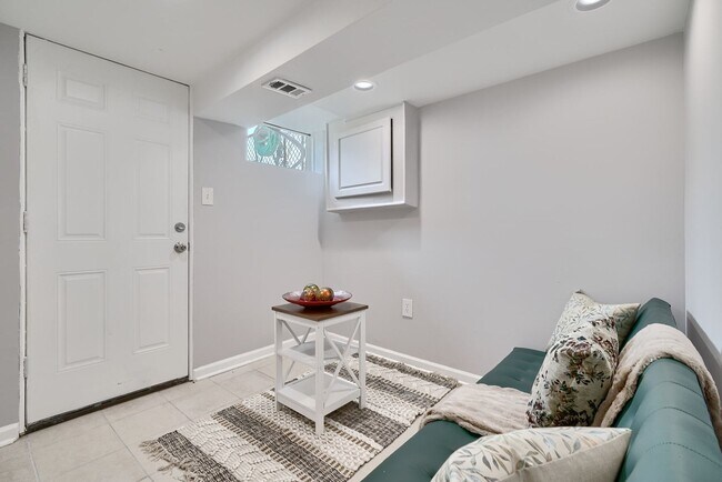 Building Photo - Spacious Townhome 3Bed/2Bath in Dundalk