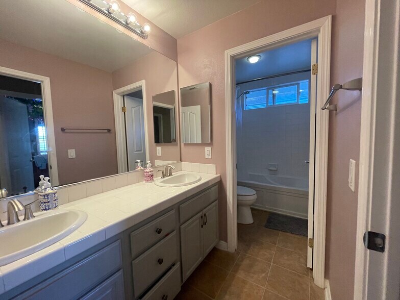 Building Photo - 6899 Evening Song Ct