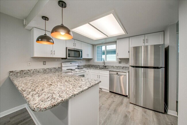 Building Photo - Bright & Stylish Townhome in the Heart of ...