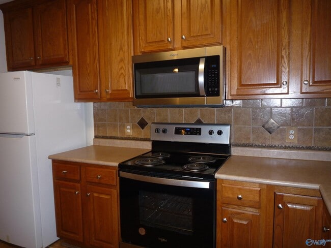 Building Photo - 16656 Bellewood Dr