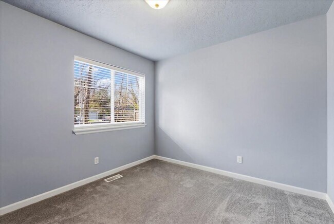 Building Photo - 3 Bedroom, 2 Bath, with 2 Car Garage Located on the Central Bench Rim