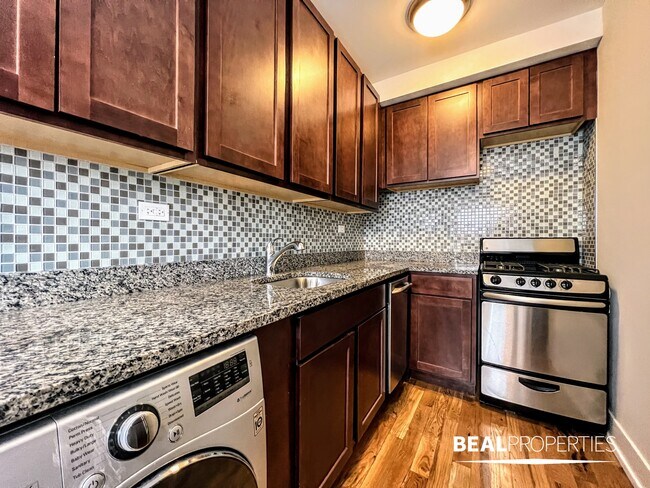 Building Photo - 550 W Arlington Pl