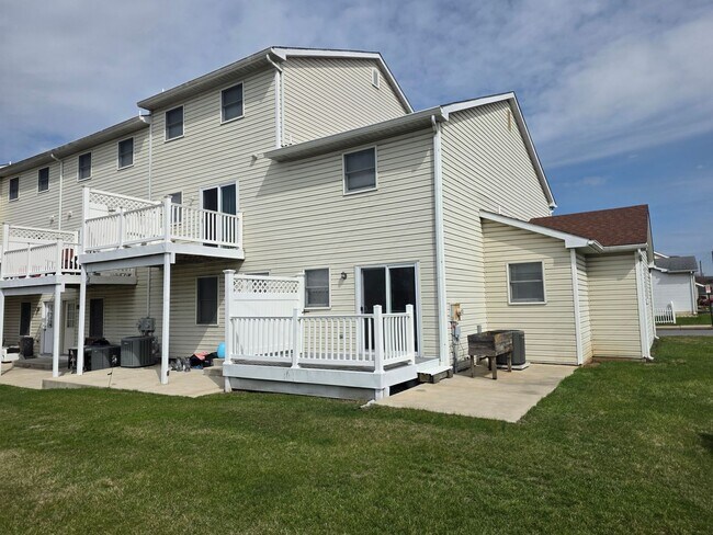 Building Photo - End Unit 2 Bedroom