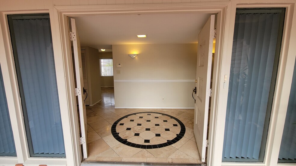 Building Photo - 1328 E Hermosa Dr