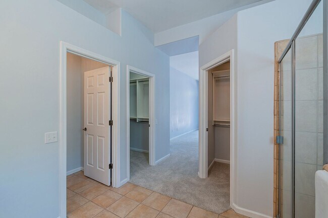 Building Photo - Gated Community!