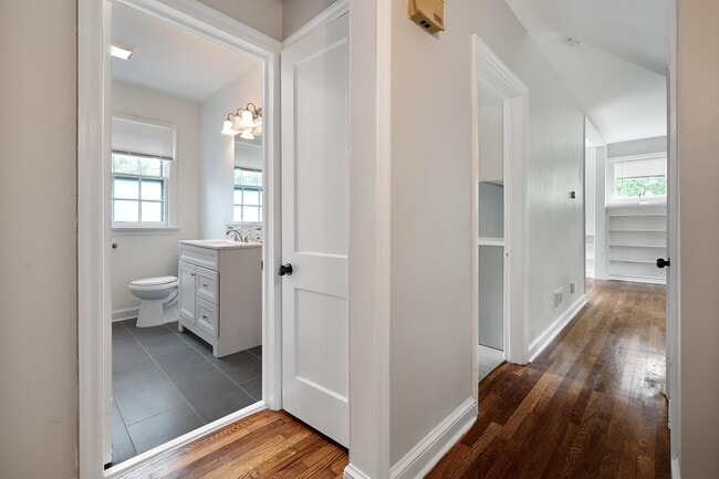 Building Photo - 1122 Lower Ferry Rd