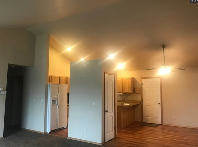 Building Photo - 521 Green Tree Dr