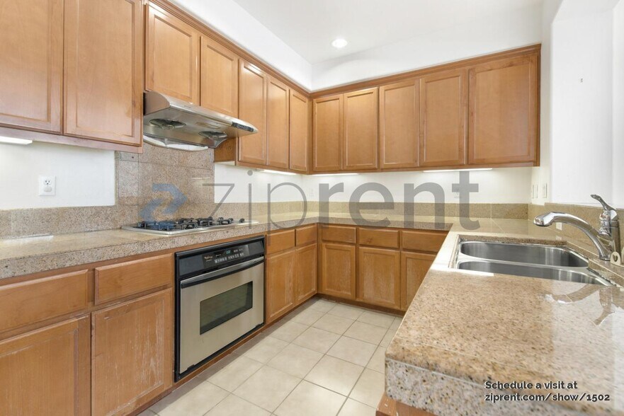Building Photo - 400 Live Oak Way
